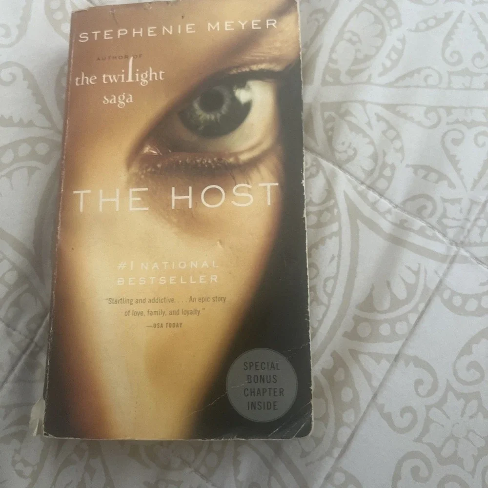 The Host: A Novel - paperback, Stephenie Meyer, 9780316043045 - Picture 1 of 6